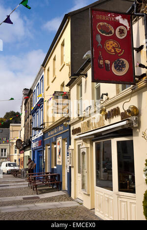 Irlanda, Co Galway, Connemara, Clifden, bar e ristoranti in Piazza del Mercato Foto Stock