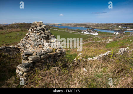 Irlanda, Co Galway, Connemara, Clifden, Sky Road, Knockbaun, abbandonata pietra costruito cottage Foto Stock