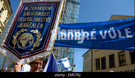 Centinaia di persone di tutte le generazioni, di cui un centinaio di giovani tedeschi, uniti XII marzo di buona volontà che si è tenuta sotto il motto della cultura contro l' antisemitismo nel centro di Praga, Repubblica Ceca domenica 19 aprile, 2015. (CTK Photo/ Michal Krumphanzl) Foto Stock