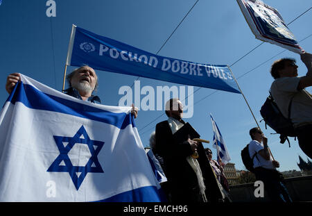 Centinaia di persone di tutte le generazioni, di cui un centinaio di giovani tedeschi, uniti XII marzo di buona volontà che si è tenuta sotto il motto della cultura contro l' antisemitismo nel centro di Praga, Repubblica Ceca domenica 19 aprile, 2015. (CTK Photo/ Michal Krumphanzl) Foto Stock