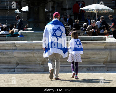 Centinaia di persone di tutte le generazioni, di cui un centinaio di giovani tedeschi, uniti XII marzo di buona volontà che si è tenuta sotto il motto della cultura contro l' antisemitismo nel centro di Praga, Repubblica Ceca domenica 19 aprile, 2015. (CTK Photo/ Michal Krumphanzl) Foto Stock