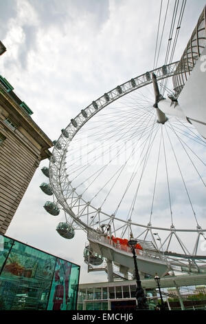 Il London Eye situato sul fiume Thames, London, England Regno Unito Foto Stock