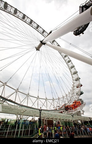 Il London Eye situato sul fiume Thames, London, England Regno Unito Foto Stock