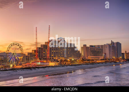 Skyline di Daytona Beach, Florida, al tramonto dal Molo di pesca. Hdr elaborato. Foto Stock