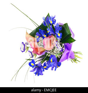 Mazzo di fiori da iris, calla e altri fiori isolati su sfondo bianco. Primo piano. Foto Stock