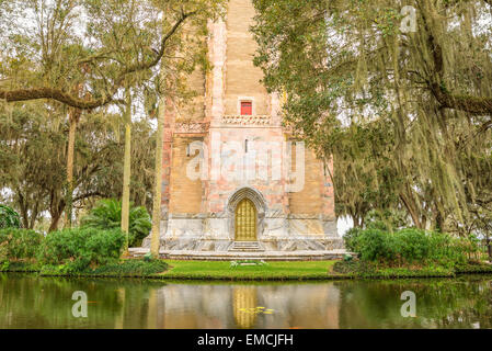 Il canto di Torre con la sua riccamente ornata porta in ottone nel Lago del Galles, Florida. Bok Tower Gardens è una Pietra Miliare Storica Nazionale Foto Stock
