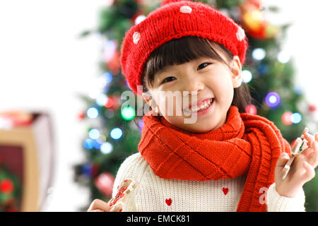 Incantevole piccola ragazza con un giocattolo per Natale Foto Stock