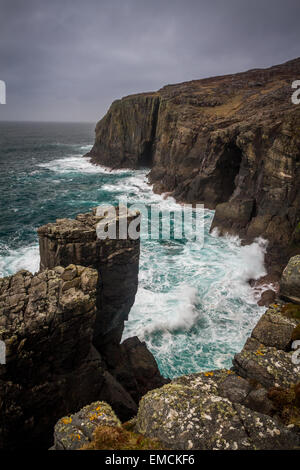 La spettacolare costa e seastacks dell'Isle of Barra, Ebridi Esterne, Scotland, Regno Unito Foto Stock