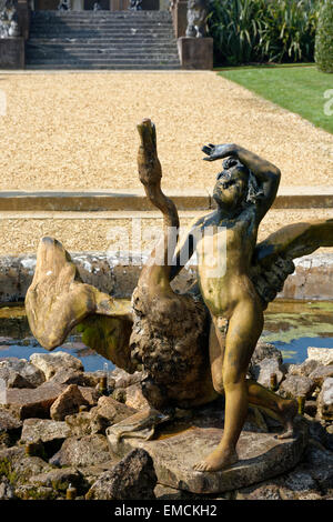 Ragazzo con, Swan scultura, Osborne House, Queen Victoria Residence, East Cowes, Isle of Wight, England, Regno Unito, GB. Foto Stock