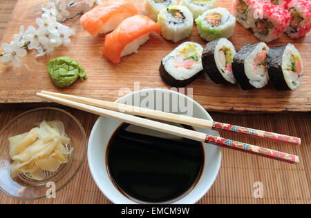 Mix di sushi con salsa di soia e le bacchette di legno Foto Stock