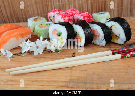 Mix di sushi con bacchette Foto Stock