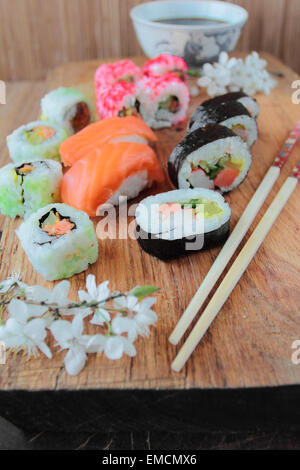 Il Sushi con bacchette Foto Stock