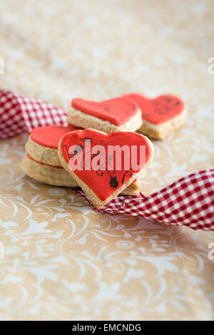 A forma di cuore i cookie con timbro motife, nastro Foto Stock