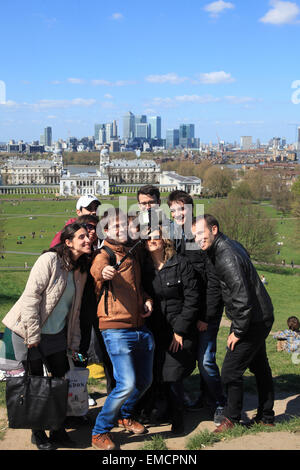 Gli amici di prendere una 'Selfie ' Foto di gruppo a Londra Greenwich Foto Stock