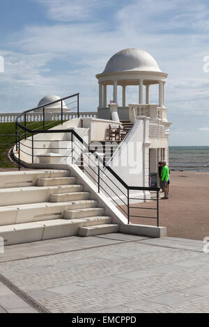 Una cupola al di sopra di una galleria di negozi a Bexhill seafront, East Sussex Foto Stock