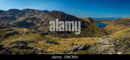 Guardando verso il basso la Wasdale Valley. Un panorama di Scafell Pike, ampia falesia, Lingmell e Wast Water dal lato del grande timpano Foto Stock