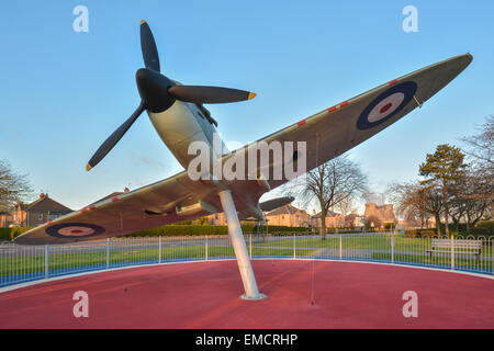 Grangemouth in Scozia - Full Size replica mk2 Spitfire memoriale per i cadetti che sono stati uccisi durante la formazione presso la base durante la seconda guerra mondiale Foto Stock