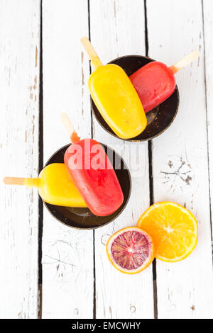 Ghiaccioli con sangue arancione e arancione di gelato Foto Stock