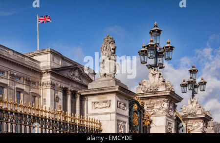 I cancelli di Buckingham Palace di Londra. Foto Stock