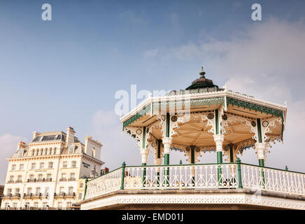 Brighton Bandstand e il Mercure Hotel sul lungomare di Brighton, Sussex, Inghilterra, Regno Unito. Foto Stock