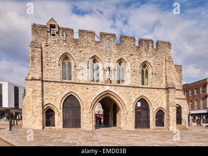 Bargate, un grado 1 edificio storico nel centro di Southampton, costruito in epoca normanna come parte della città le difese di... Foto Stock