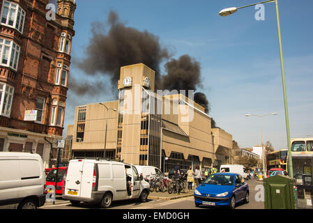 Brighton, Regno Unito. Xx Apr, 2015. Ingenti quantità di fumo e di fiamme come vigili del fuoco affrontare un tripudio a Hove Town Hall scoppiata intorno all ora di pranzo di oggi. Il municipio ospita gli uffici del Consiglio e della stazione di polizia. Credito: Julia Claxton/Alamy Live News Foto Stock