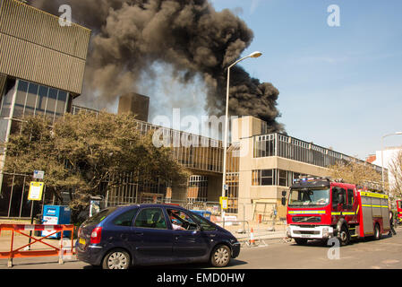 Brighton, Regno Unito. Xx Apr, 2015. Ingenti quantità di fumo e di fiamme come vigili del fuoco affrontare un tripudio a Hove Town Hall scoppiata intorno all ora di pranzo di oggi. Il municipio ospita gli uffici del Consiglio e della stazione di polizia. Credito: Julia Claxton/Alamy Live News Foto Stock