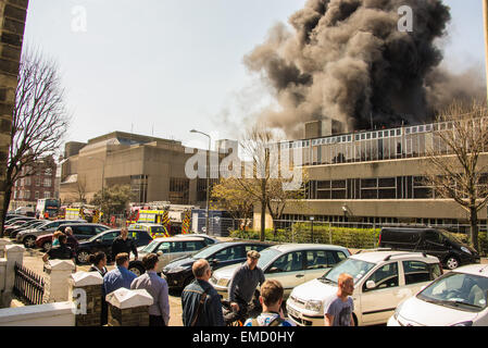 Brighton, Regno Unito. Xx Apr, 2015. Ingenti quantità di fumo e di fiamme come vigili del fuoco affrontare un tripudio a Hove Town Hall scoppiata intorno all ora di pranzo di oggi. Il municipio ospita gli uffici del Consiglio e della stazione di polizia. Credito: Julia Claxton/Alamy Live News Foto Stock