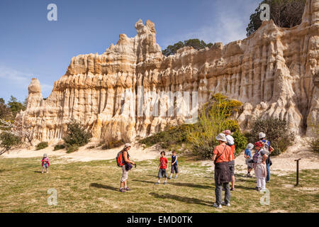 Le famiglie in visita a les Orgues d'Ille sur Tet, Languedoc-Roussillon, Pyrenees-Orientales, Francia. Foto Stock