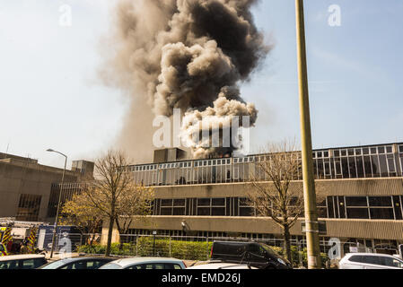 Brighton, Regno Unito. Xx Apr, 2015. Ingenti quantità di fumo e di fiamme come vigili del fuoco affrontare un tripudio a Hove Town Hall scoppiata intorno all ora di pranzo di oggi. Il municipio ospita gli uffici del Consiglio e della stazione di polizia. Credito: Julia Claxton/Alamy Live News Foto Stock