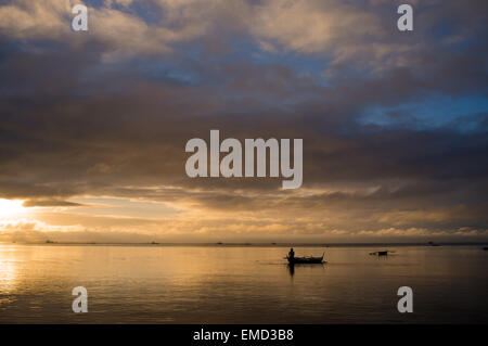 Tramonto sul mare sull isola di Bantayan nelle Filippine Foto Stock