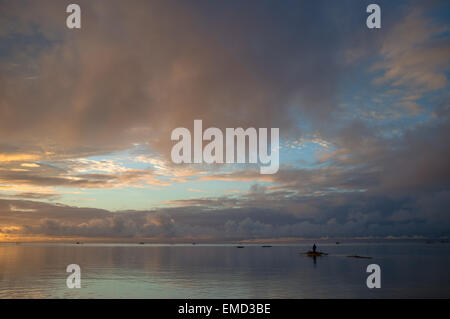 Tramonto sul mare sull isola di Bantayan nelle Filippine Foto Stock