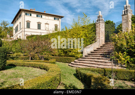 Vicobello, Siena, Toscana, Italia. La villa rinascimentale del 16° secolo e parte del giardino all'italiana formale con siepi a cassettoni Foto Stock