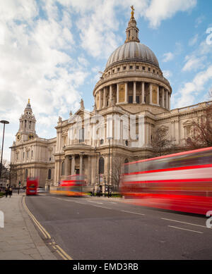 La Cattedrale di St Paul e il traffico durante il giorno mostra double decker bus su strada Foto Stock