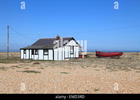 Casa e barca su Dungeness shingle capezzagna, Kent REGNO UNITO Foto Stock