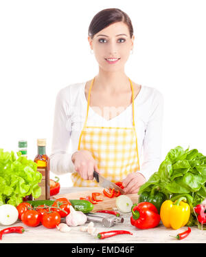 Donna sorridente preparare l'insalata. Cibo sano e concetto di dieta. Isolato su bianco. Foto Stock