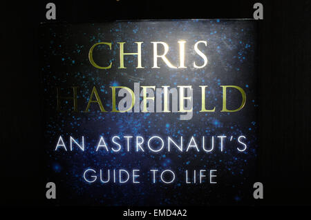 Il coperchio anteriore di un astronauta la guida alla vita da astronauta canadese Chris Hadfield. Foto Stock
