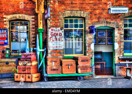 Sheringham North Norfolk REGNO UNITO Inghilterra bagaglio viaggio casi valigie vecchio nostalgico tronco Foto Stock