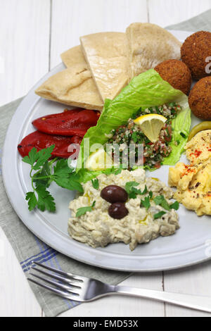 Hummus, falafel, Baba ghanoush, tabulé e pita, cucina medio orientale Foto Stock