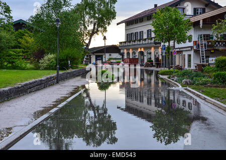 Le gravi inondazioni sul lago Tegernsee Rottach-Egern strada chiusa nei seminterrati sotto l'acqua Foto Stock