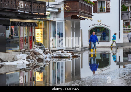 Le gravi inondazioni sul lago Tegernsee Rottach-Egern strada chiusa nei seminterrati sotto l'acqua Foto Stock