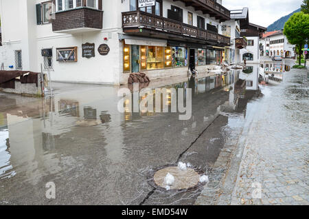 Le gravi inondazioni sul lago Tegernsee Rottach-Egern strada chiusa nei seminterrati sotto l'acqua Foto Stock