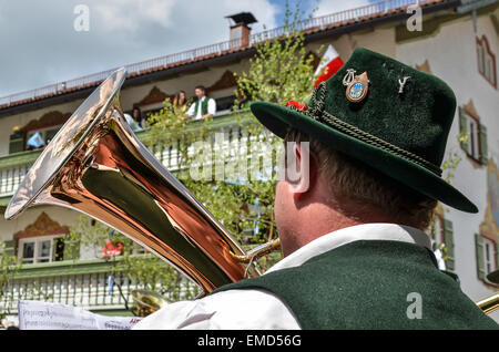 Bavarian brass band musicista gold bass tuba a Miesbach 1 maggio maypole giorno Foto Stock