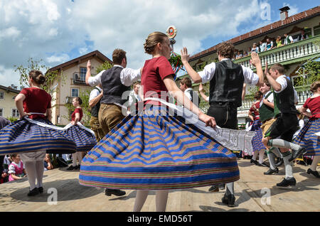 Il Schuhplattler è una tradizionale danza popolare nelle regioni Alpine della Baviera, qui sulla Piazza del Mercato di Miesbach. Foto Stock