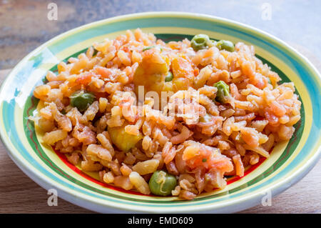 Piatto di risotto con piselli verdi, gamberi e della barbabietola da zucchero Foto Stock