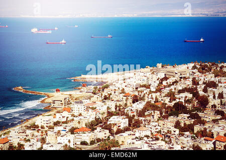 Vista sulla costa di Haifa, Israele dal Monte Carmelo. Nei toni dell'immagine. Foto Stock