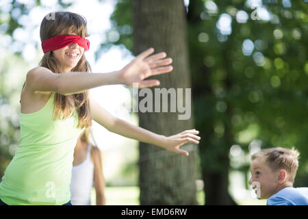 I bambini in giardino a giocare cieco il buff Foto Stock