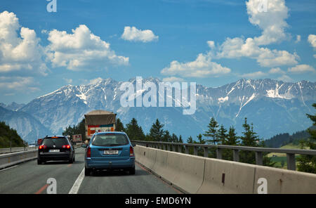 La guida verso il basso il Brennero sul lato austriaco verso Innsbruck Foto Stock