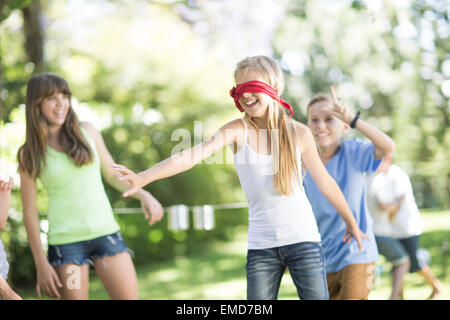 I bambini in giardino a giocare cieco il buff Foto Stock