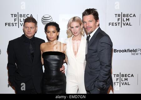 New York, NY, STATI UNITI D'AMERICA. Xix Apr, 2015. Andrew Niccol Zoe Kravitz, Ethan Hawke e Gennaio Jones presso gli arrivi per buona uccidere Premiere al Tribeca Film Festival 2015, Tribeca Performing Arts Center (BMCC TPAC), New York, NY Aprile 19, 2015. Credito: Everett Collection Inc/Alamy Live News Foto Stock